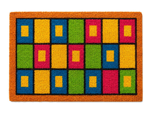 Felpudo de fibra de coco con diseño geométrico de cuadros multicolor y base de PVC antideslizante.