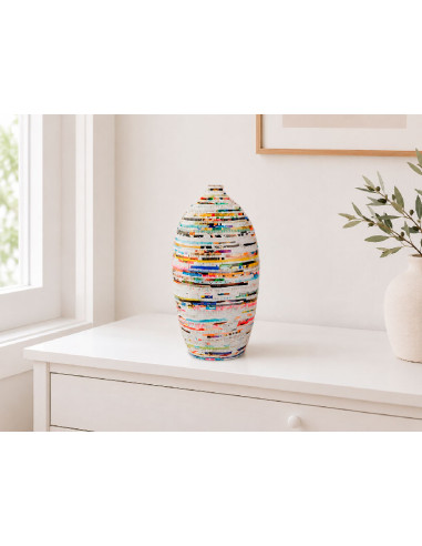 Jarrón ancho de cerámica forrado con papel reciclado multicolor sobre un mueble