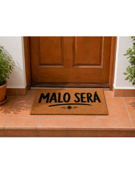Felpudo de fibra de coco con la frase gallega Malo será colocado en la puerta de casa
