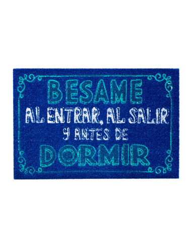 Felpudo de fibra de coco con la frase Bésame al entrar, al salir y antes de dormir.
