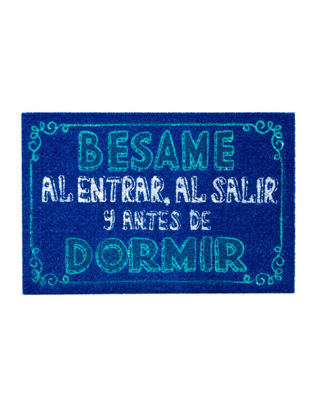 Felpudo de fibra de coco con la frase Bésame al entrar, al salir y antes de dormir.