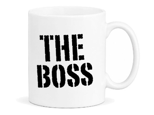 Taza blanca de cerámica con la frase The Boss en color negro y capacidad para 325 ml.