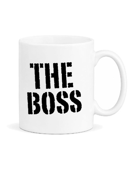 Taza blanca de cerámica con la frase The Boss en color negro y capacidad para 325 ml.