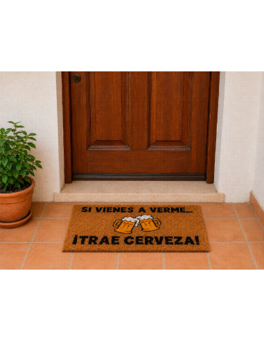Felpudo cervecero original colocado en la entrada de una casa