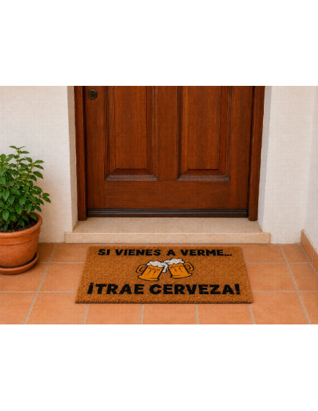 Felpudo cervecero original colocado en la entrada de una casa