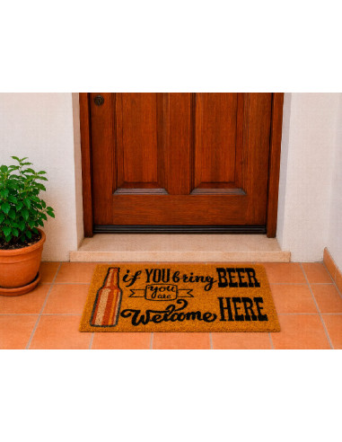 Felpudo de fibra de coco con la frase If you bring beer, you are welcome here en la puerta de casa