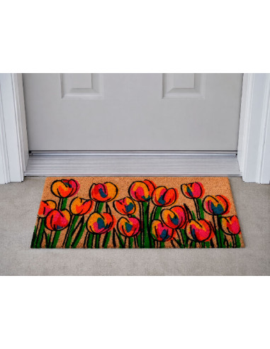 Felpudo de fibra de coco natural con estampado de tulipanes de colores vibrantes en la puerta de casa
