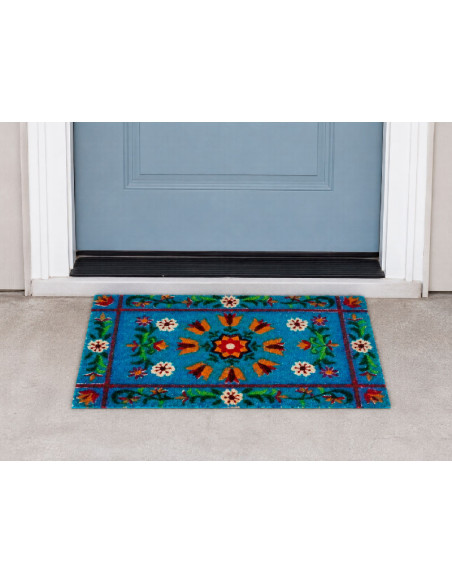 Felpudo de fibra de coco natural azul con diseño floral y mandala multicolor colocado en la puerta de casa