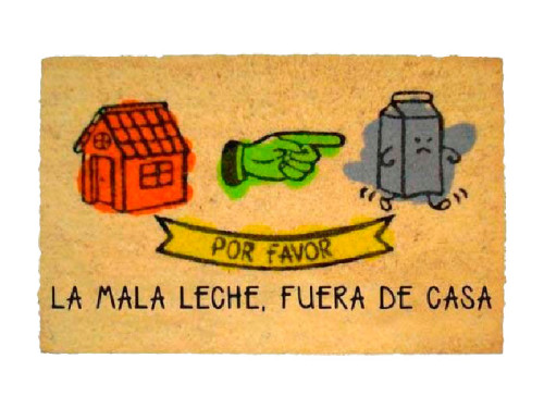 Felpudo de coco con frase La mala leche fuera de casa y diseño divertido.