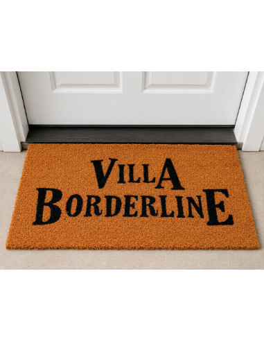 Felpudo Villa Borderline en la puerta de casa