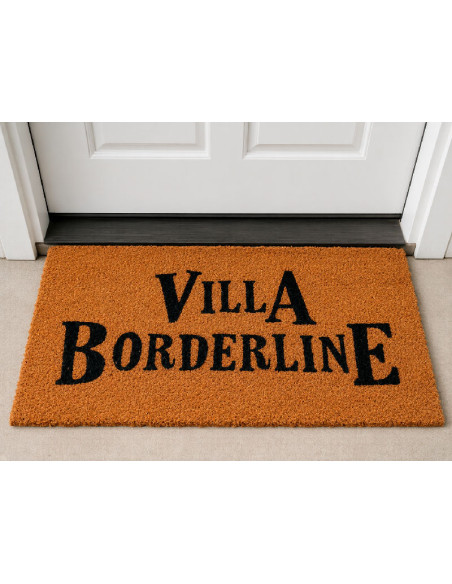 Felpudo Villa Borderline en la puerta de casa