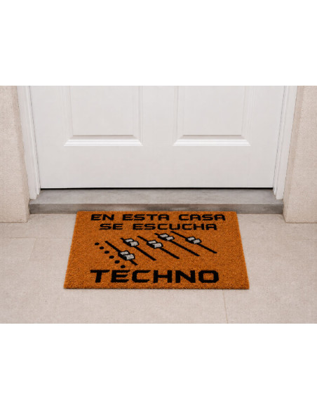 Felpudo En Esta Casa Se Escucha Techno en la puerta de casa
