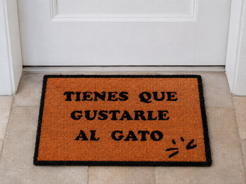Felpudo de fibra de coco con la frase Tienes que gustarle al gato y base de PVC antideslizante. 2
