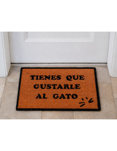 Felpudo Tienes Que Gustarle Al Gato en la puerta
