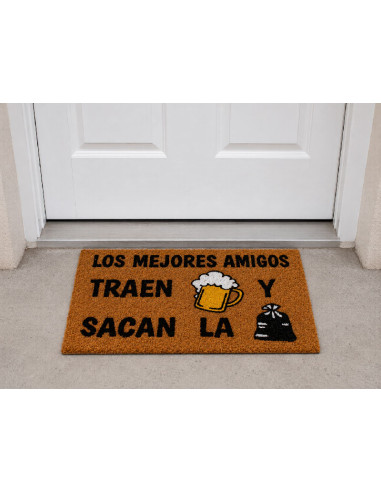 Felpudo de fibra de coco con la frase Los mejores amigos traen cerveza y sacan la basura en la puerta