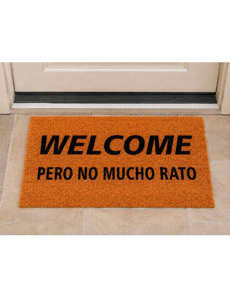 Felpudo Welcome No Mucho Rato 70x40 colocado en la puerta