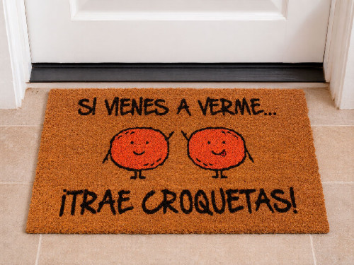 Felpudo de fibra de coco con dos croquetas y la frase Si vienes a verme, trae croquetas. 2