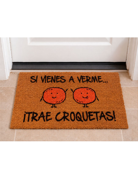 Felpudo de fibra de coco con dos croquetas y la frase Si vienes a verme, trae croquetas en la puerta de casa