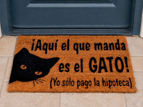 Felpudo de fibra de coco con gato negro y la frase Aquí el que manda es el gato, yo solo pago la hipoteca. 2