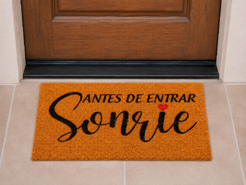 Felpudo de fibra de coco natural con la frase manuscrita Antes de entrar, sonrie decorado con un pequeño corazon rojo 2