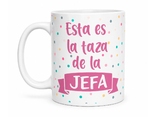 Taza blanca de cerámica con la frase Esta es la taza de la jefa y diseño en color rosa por ambos lados.