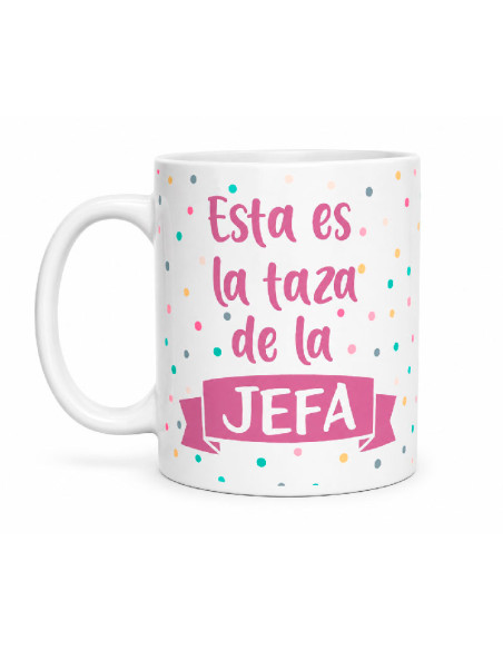 Taza blanca de cerámica con la frase Esta es la taza de la jefa y diseño en color rosa por ambos lados.
