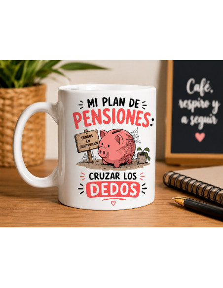 Taza Mi plan de pensiones: cruzar los dedos sobre una mesa