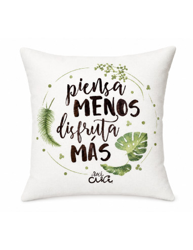 Cojín decorativo con frase Piensa menos