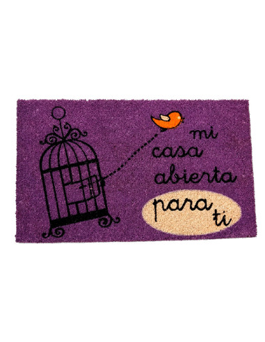 Felpudo morado con jaula abierta, pájaro y frase Mi casa abierta para ti.