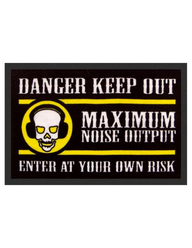 Felpudo negro y amarillo con calavera y mensajes Danger Keep Out y Maximum Noise Output.