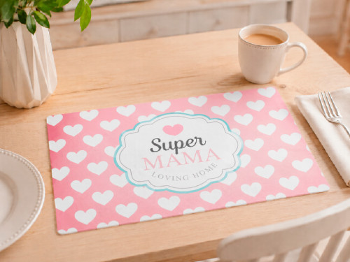 Salvamantel individual Super Mamá de PVC con corazones rosas y blancos. 2