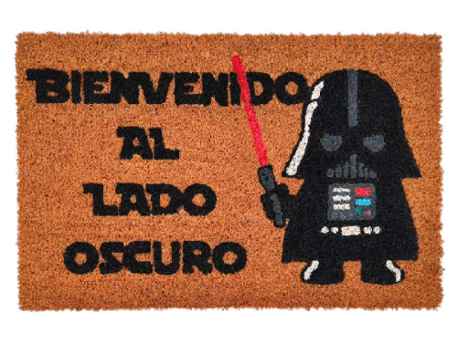 Felpudo de fibra de coco con frase Bienvenido al lado oscuro y diseño inspirado en Darth Vader.