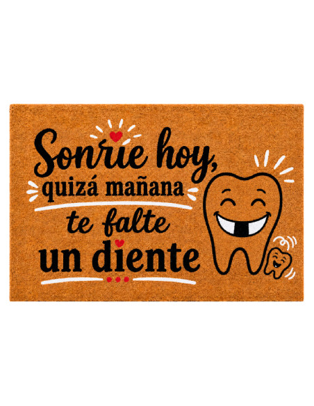 Divertido felpudo con la frase "Sonríe hoy, quizás mañana te falte un diente".