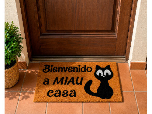 Felpudo de fibra de coco con gato negro y la frase Bienvenido a Miau Casa. 2