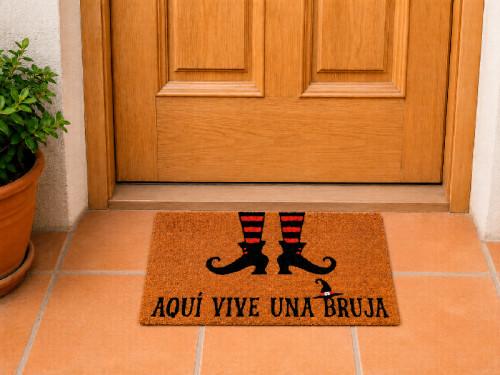 Felpudo de fibra de coco con unas botas de bruja y la frase "Aquí vive una bruja", con base de PVC antideslizante. 2
