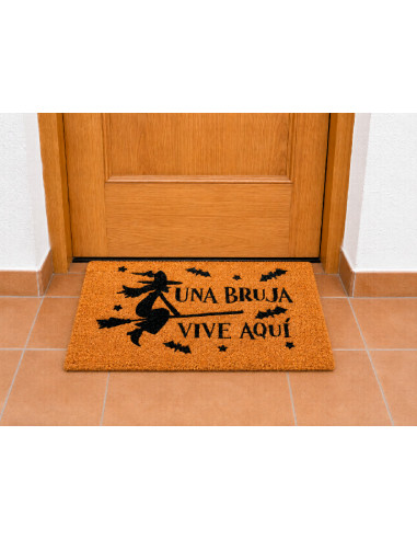 Felpudo Una Bruja Vive Aquí en la puerta de casa