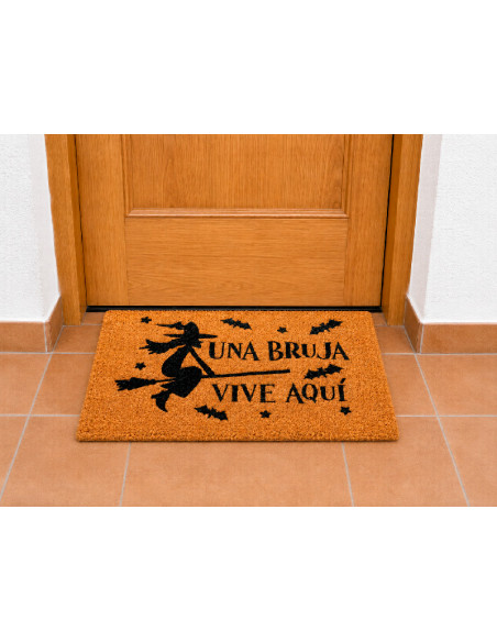 Felpudo Una Bruja Vive Aquí en la puerta de casa