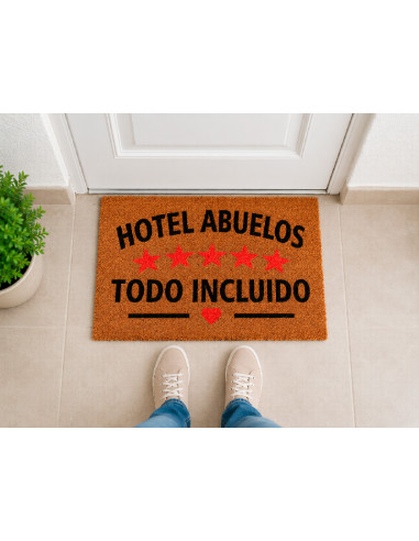 Felpudo Hotel Abuelos en la puerta de casa