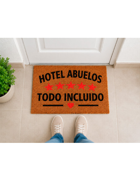 Felpudo Hotel Abuelos en la puerta de casa