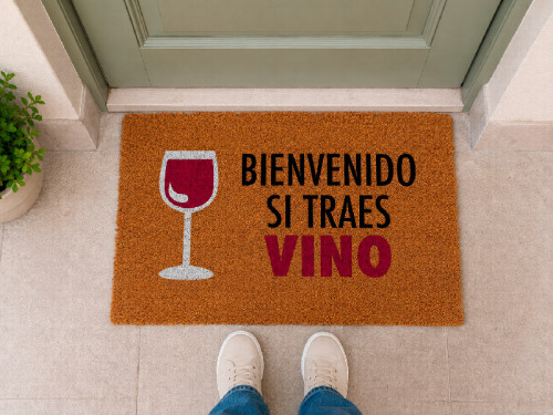 Divertido felpudo con la frase Bienvenido Si Traes Vino con dibujo de una copa. 2