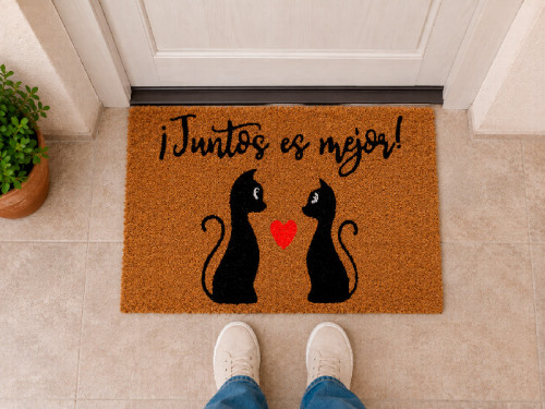 Felpudo de fibra de coco natural con dos gatos enfrentados, corazón rojo y frase Juntos es mejor. 2