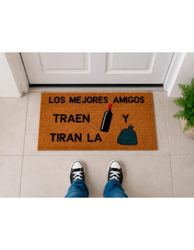 Felpudo Los mejores amigos traen vino y tiran la basura en la puerta de casa
