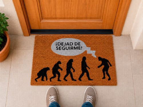 Felpudo de fibra de coco natural con diseño de evolución humana y frase Dejad de seguirme. 2