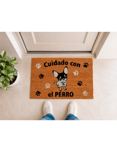 Felpudo Cuidado con el perro chihuahua en la puerta de casa