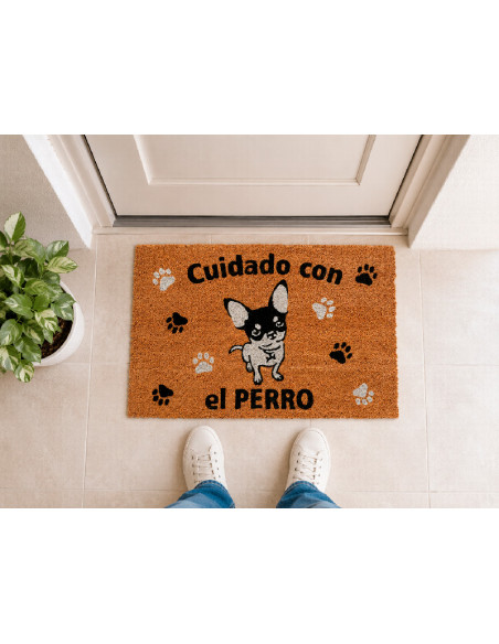 Felpudo Cuidado con el perro chihuahua en la puerta de casa