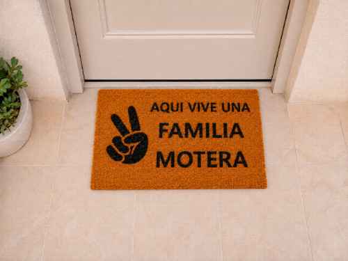 Felpudo de fibra de coco natural con mensaje para familia motera y saludo motero en color negro. 2