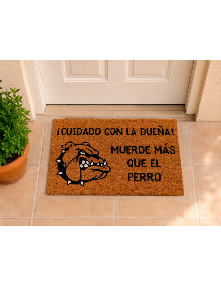 Felpudo Cuidado Dueña Bulldog en la puerta de casa