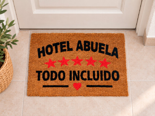 Felpudo de fibra de coco con la frase Hotel Abuela cinco estrellas Todo Incluido en letras negras y rojas 2