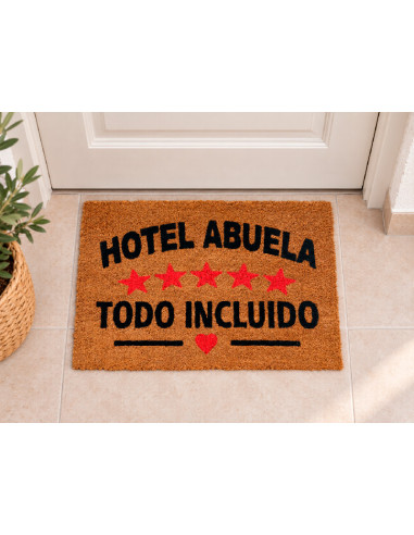 Felpudo Hotel Abuela colocado en la puerta de casa