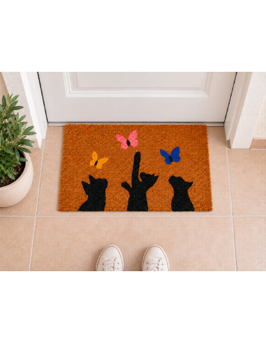 Felpudo Gatos y Mariposas en la puerta de casa